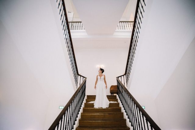 escalier-historique-grand-hotel-des-sablettes-portraits-maries