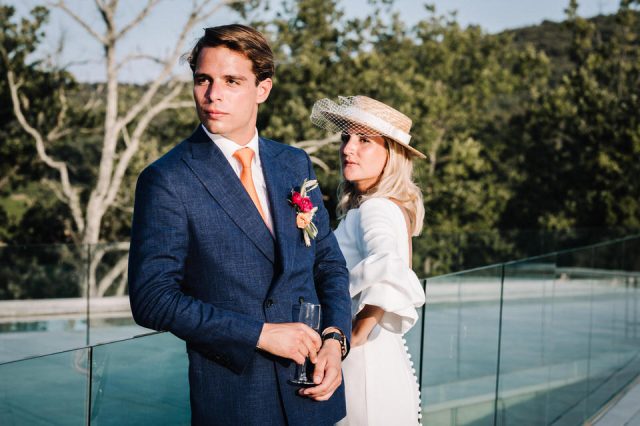 Mariés posant naturellement dans les jardins d'une villa de prestige sur la Riviera