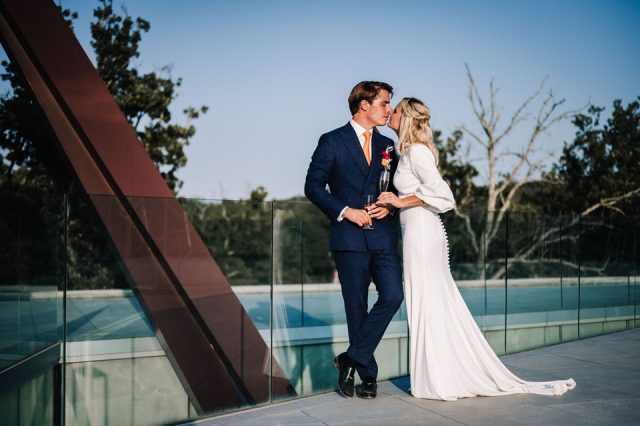 Mariage Vaucluse - Photo de couple à la lumière dorée dans les jardins d'une propriété d'exception à Avignon