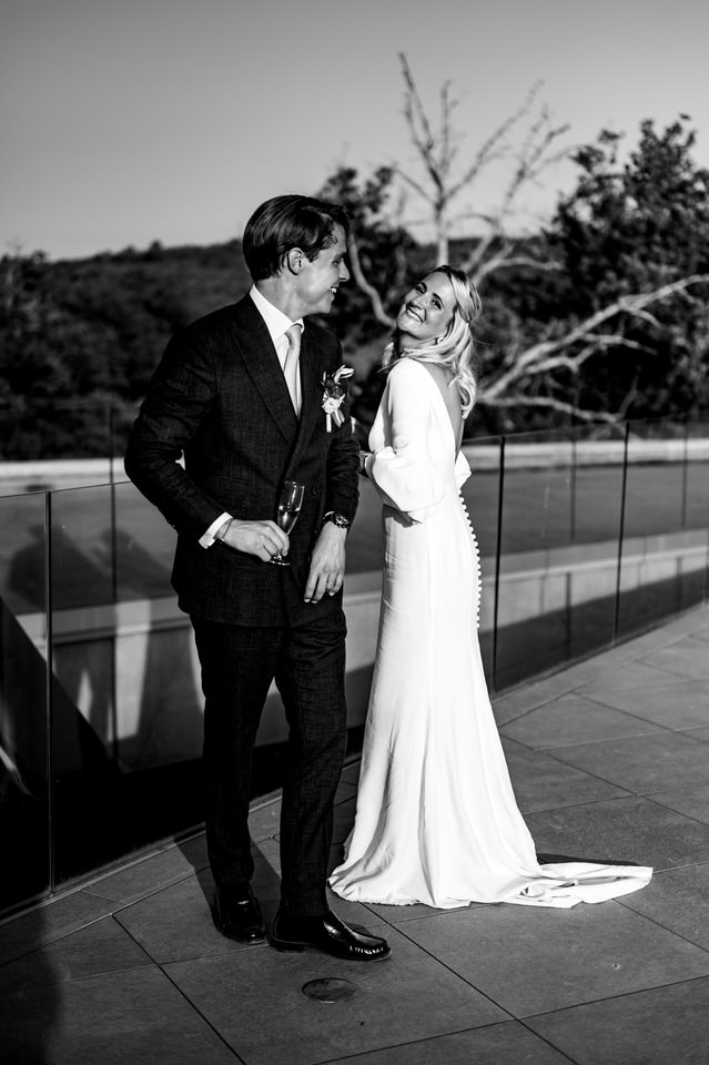 Couple de mariés souriant, photo noir et blanc Alpes-Maritimes— Gilles Perbal