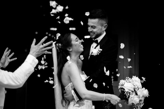 photo de sortie d'église avec lancé de pétales dans le Var