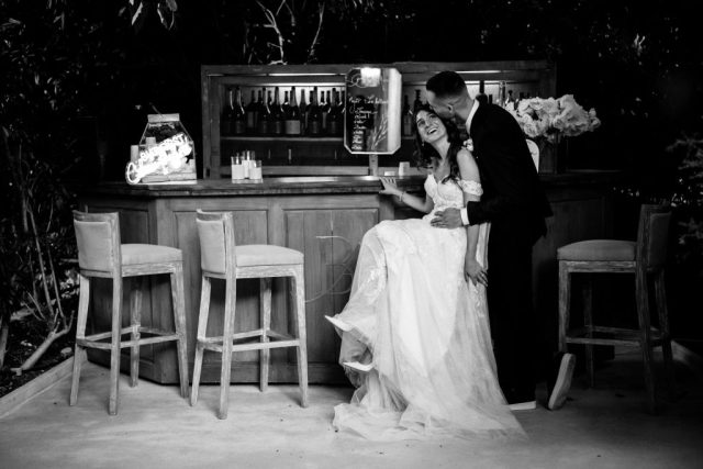 Photo de mariage noir et blanc riche en émotion, style photo-journalistique par un photographe pro dans le Var.