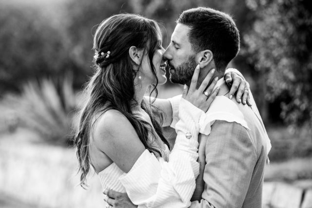 Photographe mariage Alpes-Maritimes portrait de couple naturel en extérieur