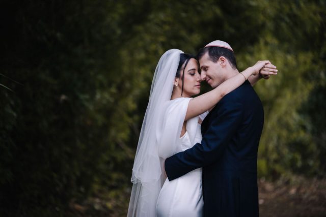 Photo de mariage couleur riche en émotion, par un photographe pro dans le Var.