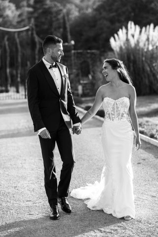 Photographe mariage Marseille : portrait de couple romantique dans les collines d'Allauch