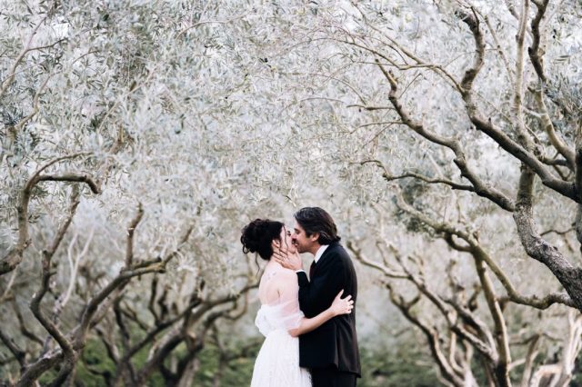 Portrait de couple au milieu des oliveraies à Coudoux, photographe de mariage Bouches-du-Rhône
