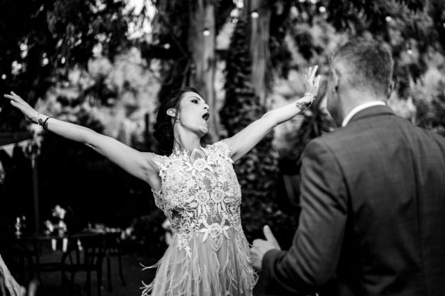 Photographe mariage Marseille style documentaire : rires spontanés durant le cocktail