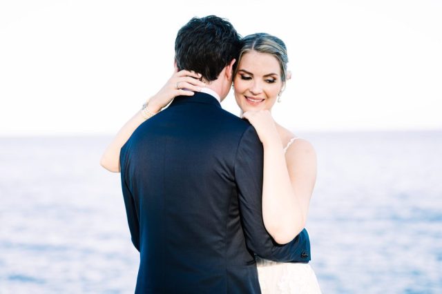 Séance photo de couple romantique réalisée par un photographe de mariage à Marseille