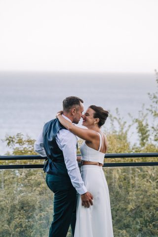 Portrait de couple doux et lumineux dans un jardin méditerranéen en Provence
