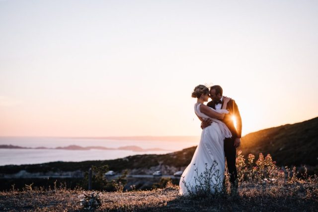Portrait naturel des mariés au coucher du soleil dans les Bouches-du-Rhône