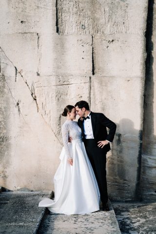 Photographe mariage Marseille : portrait serré mettant en valeur l'émotion et la complicité du couple