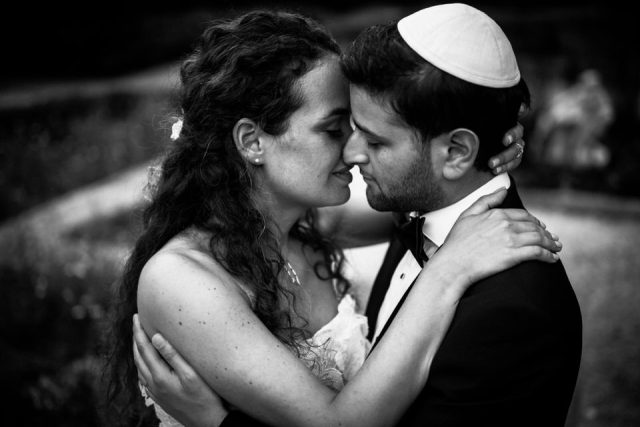 photo-couple-mariage-juif-saint-tropez-emotion-naturelle-gilles-perbal