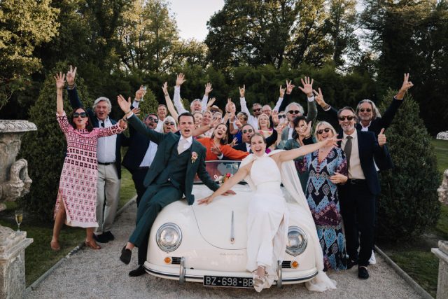 Photo de groupe joyeuse lors d'un mariage dans les Bouches-du-Rhône
