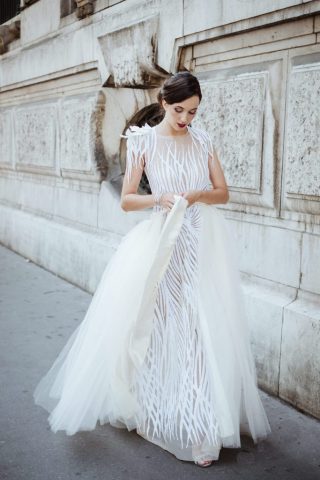 Mise en valeur de la robe de mariée par un photographe de mariage expert à Marseille