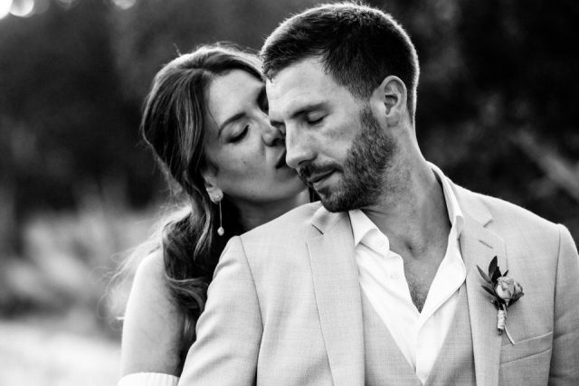 photo-couple-mariage-saint-tropez-noir-et-blanc-emotion-pure