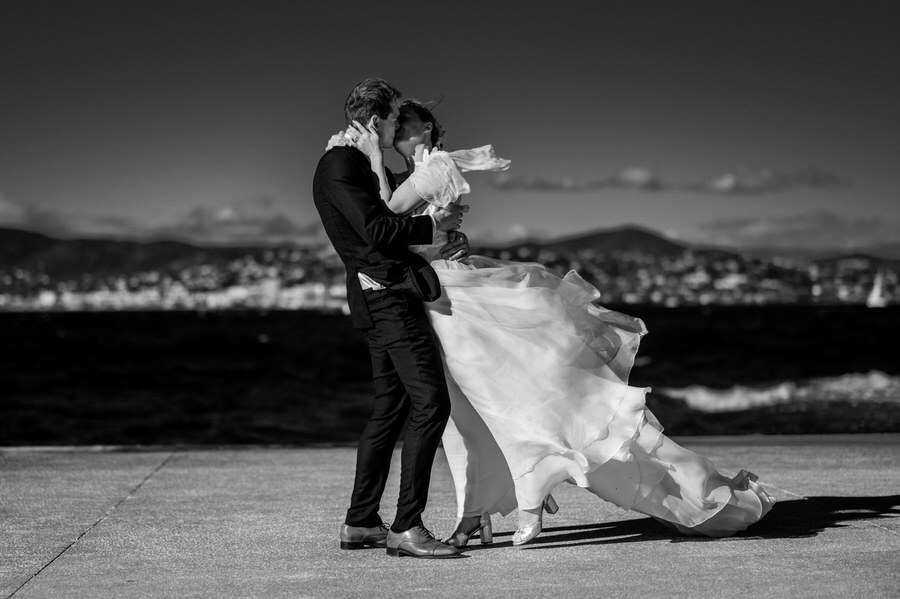 photo de couple en nopir et blanc devant la mer à saint tropez