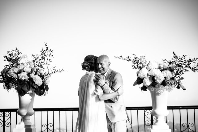 Photo artistique en noir et blanc d'un couple de mariés, capturant une émotion intime au Mont Leuze.