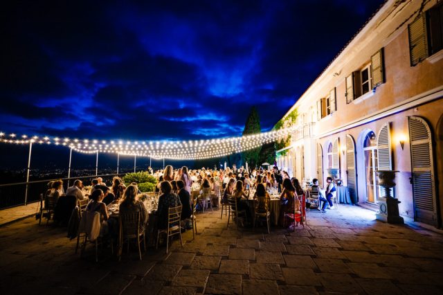 Table de réception de mariage dressée en extérieur au Domaine du Mont Leuze, avec vue sur la Côte d'Azur