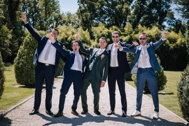photo de groupe de mariés festives dans l'hérault