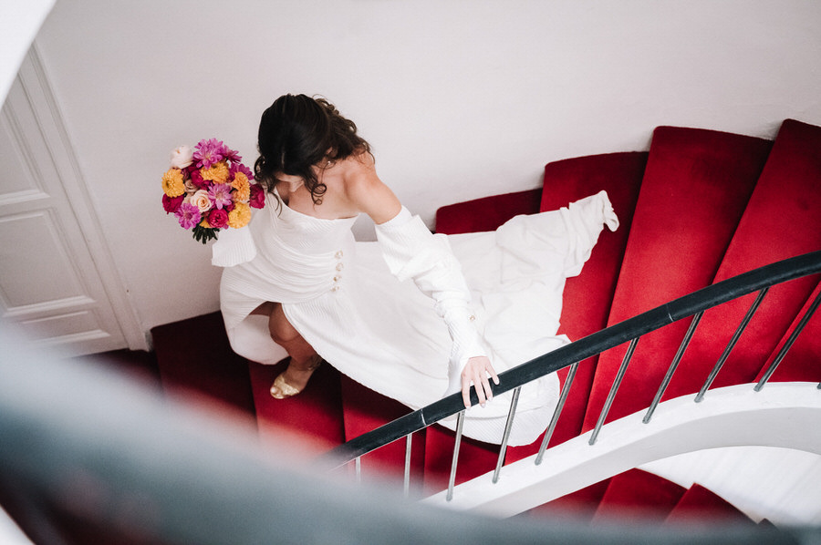 descente de marche sur tapis rouge de la mariée à la résidence du Cap Brun