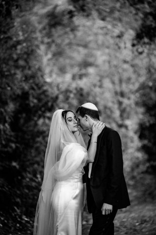 Portrait émouvant en noir et blanc d'un couple de mariés, style photojournalistique et artistique