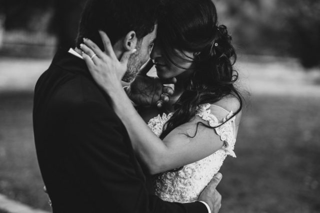 Photographe mariage Var, regard tendre des mariés à la tombée du jour