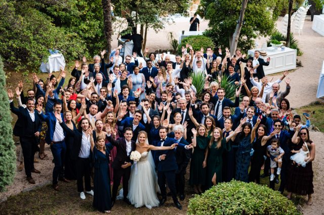 Photo de groupe des invités face à la rade, mariage à la Résidence du Cap Brun (Var)