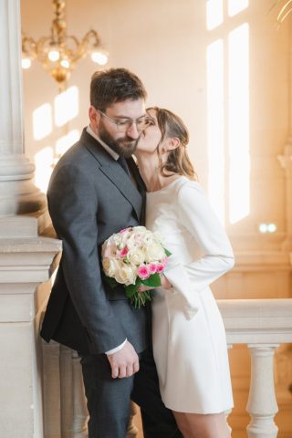 tendre baiser dans la mairie à Paris