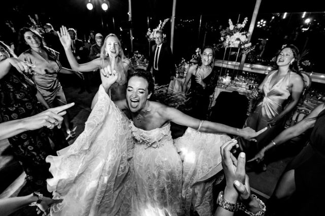 Mariée dansant au milieu des invités lors de la soirée — photographe Gilles Perbal