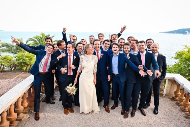 photo de groupe d'une réception de mariage face à la Méditerranée varoise