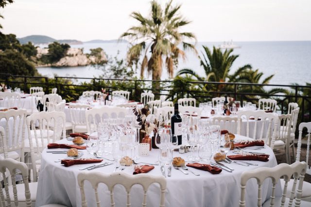 Décoration de table face à la mer à la Résidence du Cap Brun — mariage à Toulon