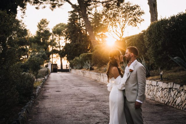 Séance couple au coucher du soleil sur la rade, Résidence du Cap Brun — photographe mariage Var