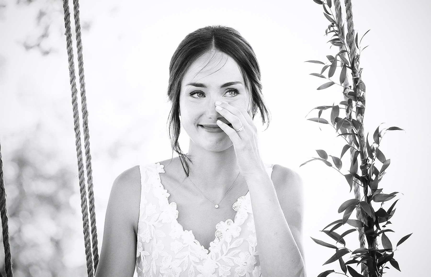 Mariée les larmes aux yeux pendant la cérémonie dans le Var