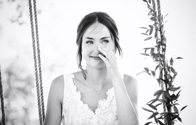 larme de la mariée pendant la cérémonie laïque dans le Var
