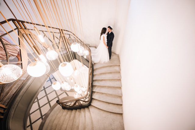 Photo de mariage dans les escaliers du Castel Bay à Hyères 83