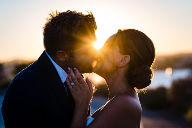 Photo de couple de mariage à Marseille au coucher de soleil, lumière dorée