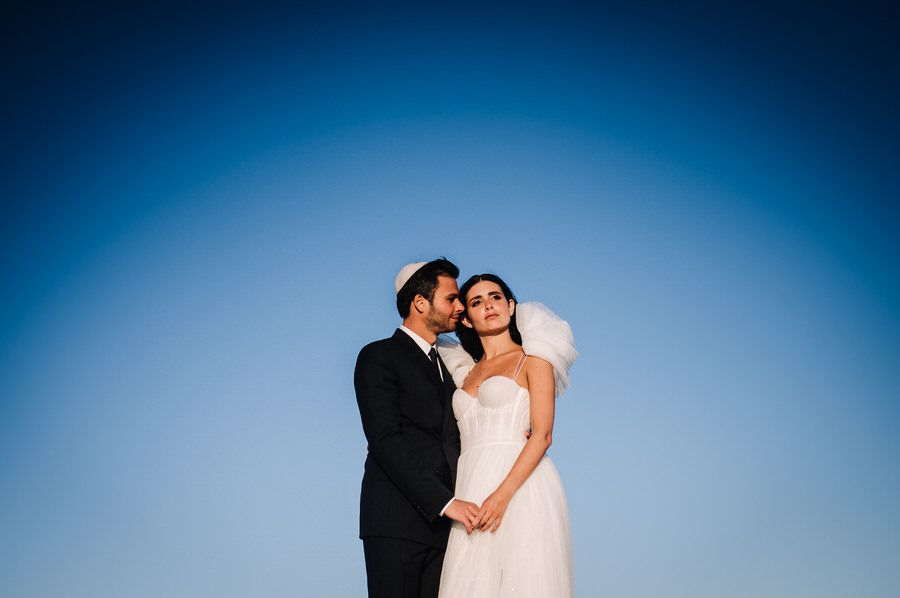 Couple de mariés à Marseille sous un ciel bleu éclatant ,mariage juif dans le Var 83