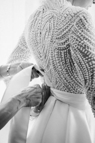 Préparatifs de la mariée au Château de Lacoste, dans le Luberon — Gilles Perbal