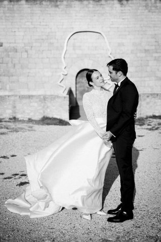 Mariés devant le château médiéval de Lacoste — photographe mariage Luberon, Gilles Perbal
