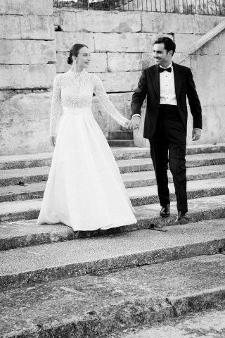 Photo de couple dans une ruelle du village perché de Lacoste, Luberon