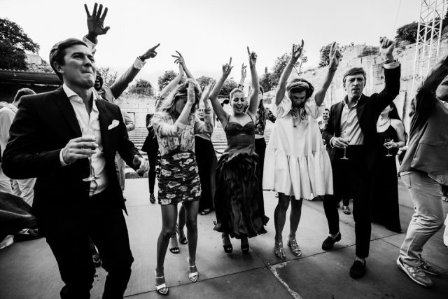 Cocktail de mariage dans les vieilles pierres du Château de Lacoste (Luberon)