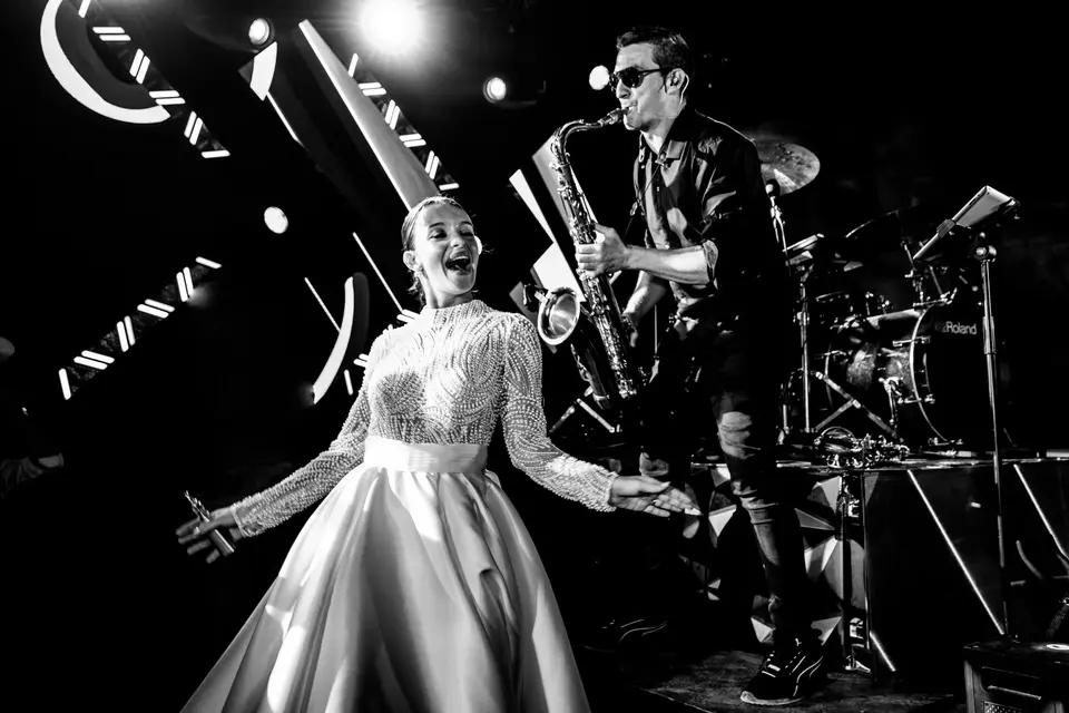 photo de la mariée dansant sur scene avec le saxophoniste: Gilles Perbal photographe