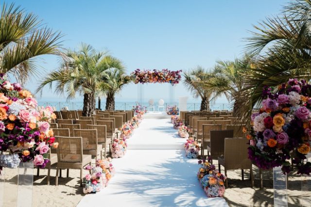 Décoration de cérémonie de mariage face à la mer sur la Côte d'Azur