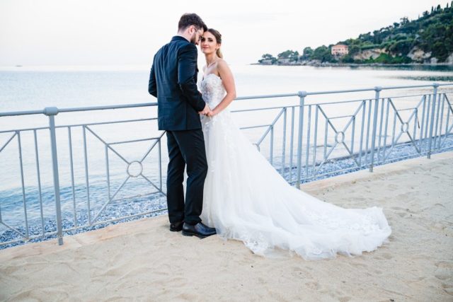 Couple de mariés face à la mer à La Grande Motte