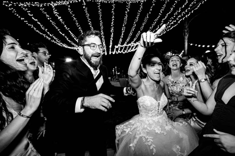 Mariés entrant sur la piste de danse sur la Côte d'Azur: Gilles Perbal photographe