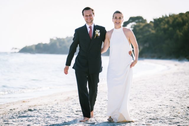 mariés marchant sur la plage du château de Brégançon dans le Var