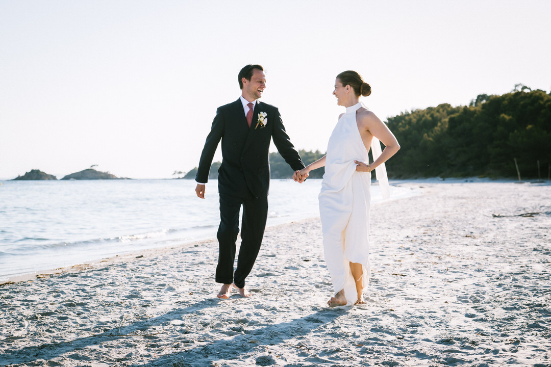 Marié courant devant la mer lors d'un mariage sur la Côte d'Azur
