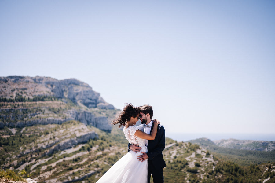 Photographe de mariage à Marseille : couple dans les collines, vue sur la mer