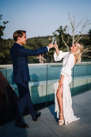 photo de mariés trinquant au champagne à Six Fours les plage par Gilles Perbal photographe