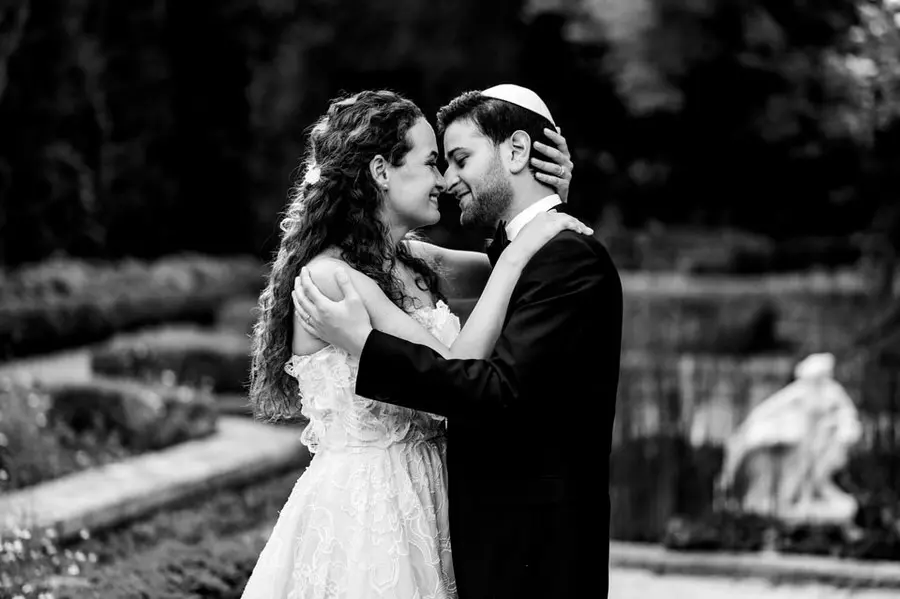portrait noir et blanc mariage juif dans un parc Le Cannet par Gilles Perbal photographe